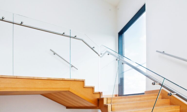 Balustrady szklane na schody – właściwości i zalety